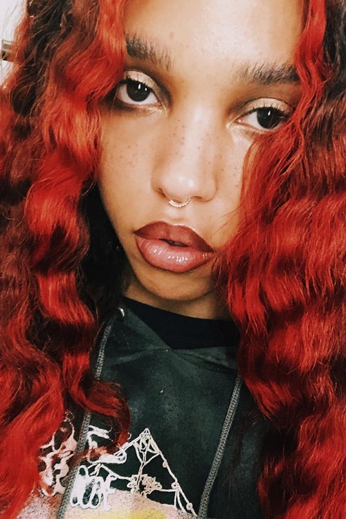 Красный — новый и прекрасный цвет волос FKA Twigs
