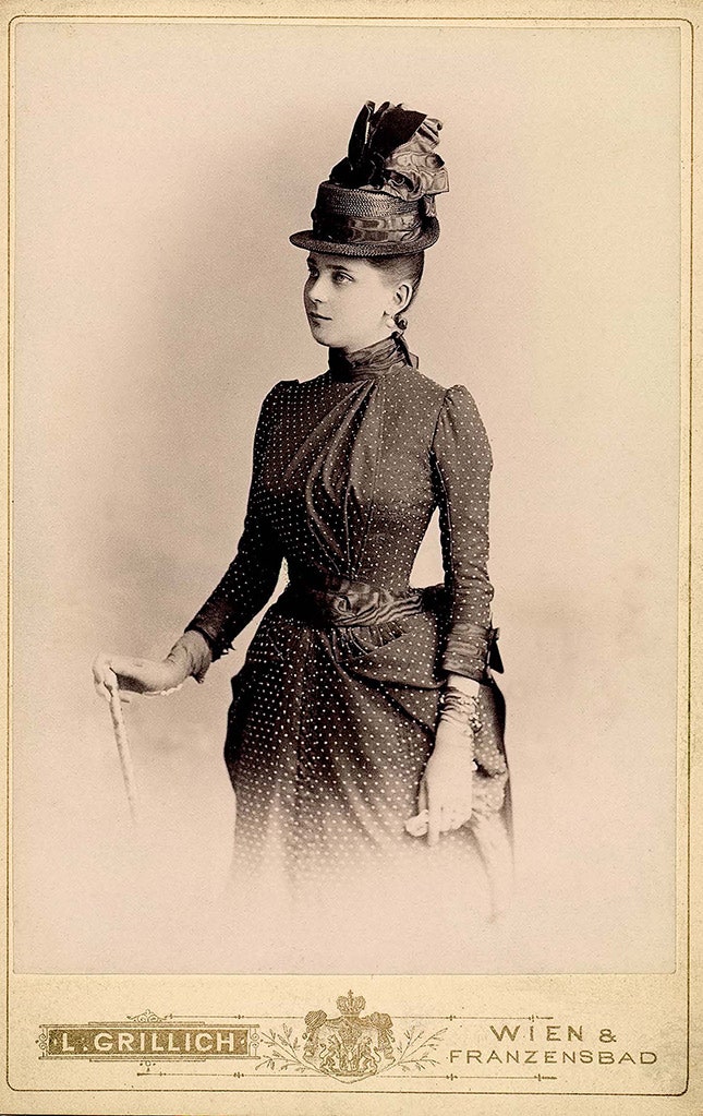 Гриллих Л. Графиня Зинаида Николаевна СумароковаЭльстон  1889. На Зинаиде Николаевне прогулочное платье с муаровым...