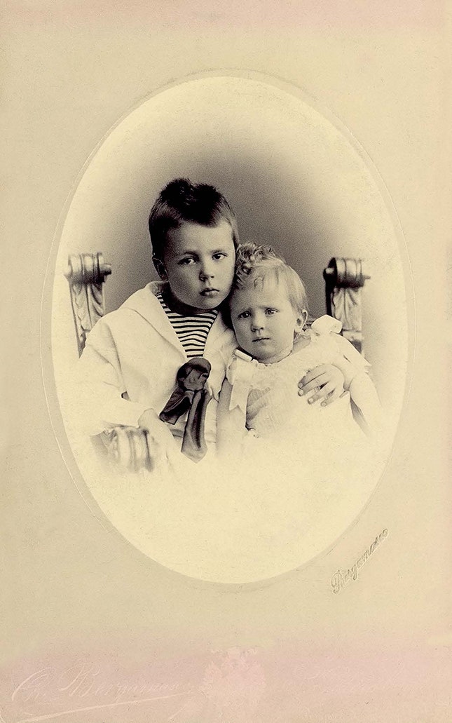 Бергамаско К. И. Графы Николай  и Феликс СумароковыЭльстоны 1888. Николай в матроске Феликс в платьице и с завитыми волосами