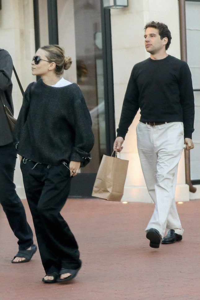 Эшли Олсен в The Row и очках Yohji Yamamoto и Луис Айснер в ЛосАнджелесе июль 2019