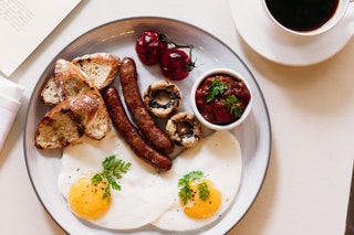 Английский завтрак сnbspговяжьими колбасками глазуньей грибами иnbspфасолью 550nbspрублей Saxon  Parole.