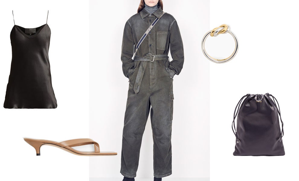 Вьетнамки Totême 20531 рубль totemestudio.com комбинация Nili Lotan 25354 рубля matchesfashion.com сумкамешочек A.Р.C. x...