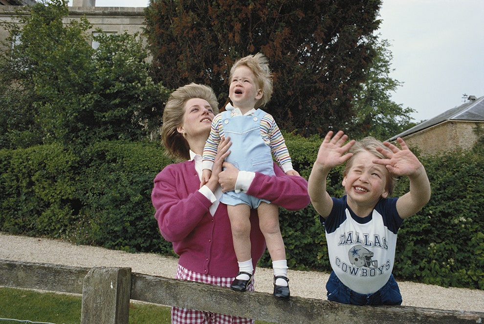 Принцесса Диана с принцами Гарри и Уильямом в Глостершире 1986