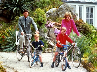 Принц Чарльз принцесса Диана сnbspпринцами Гарри иnbspУильямом наnbspостровах Силли 1989.