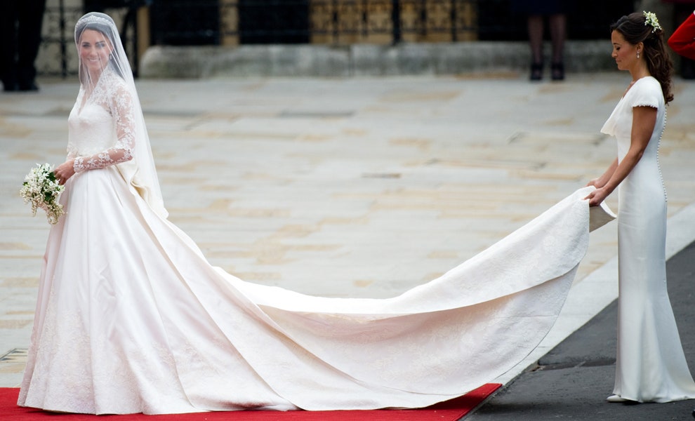 Кейт Миддлтон в Alexander McQueen и Пиппа Миддлтон на свадьбе в Вестминстерском аббатстве 2011