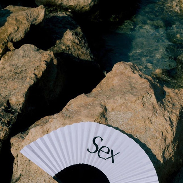 Секс на пляже в специальной коллекции Christopher Kane