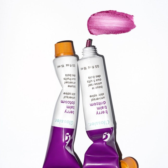 Glossier выпустили ухаживающий бальзам, создающий эффект зацелованных губ