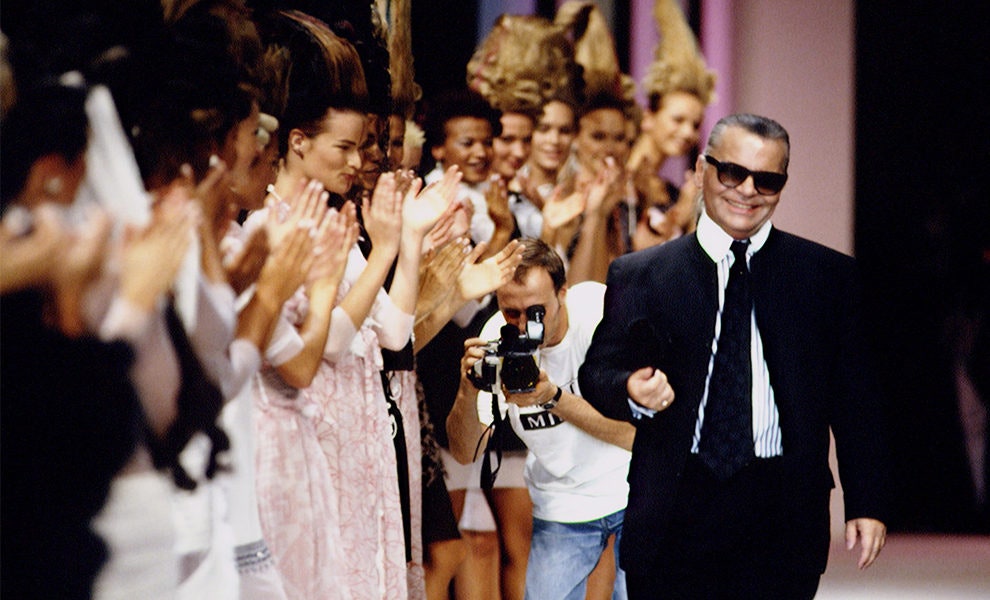 Карл Лагерфельд в финале показа Chanel весналето 1994