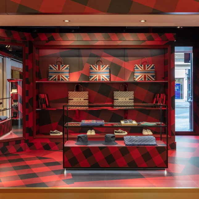 В лондонском Harrods открылся клетчатый поп-ап Christian Dior