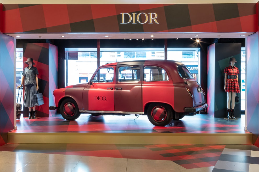 В лондонском Harrods открылся клетчатый попап Christian Dior