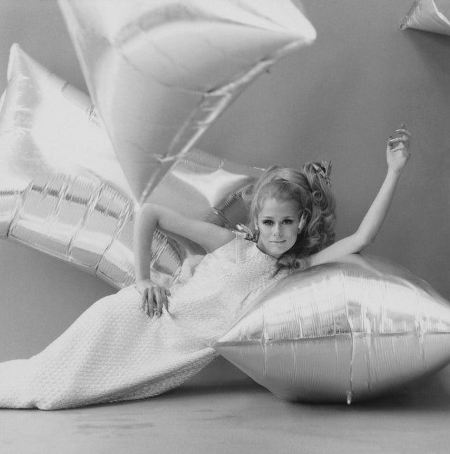 Модель в композиции Энди Уорхола «Серебряные облака» Vogue 1966
