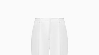 Белые брюки с защипами — обязательная покупка в преддверии осени
