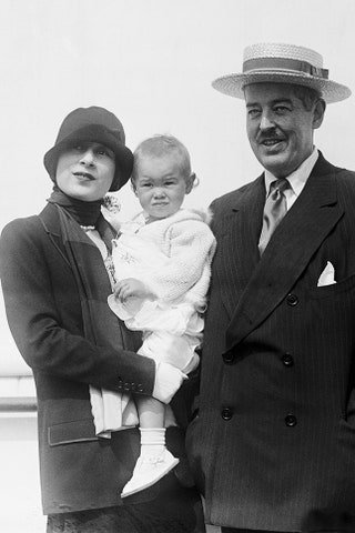 С мамой Глорией МорганВандербилт иnbspпапой Реджинальдом Вандербилтом вnbspНьюЙорке 1925.