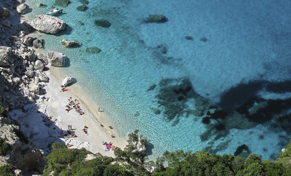 Пляж Cala Goloritze в коммуне Баунеи на Сардинии появился в 1960х изза оползня о чем свидетельствует скала высотой более...
