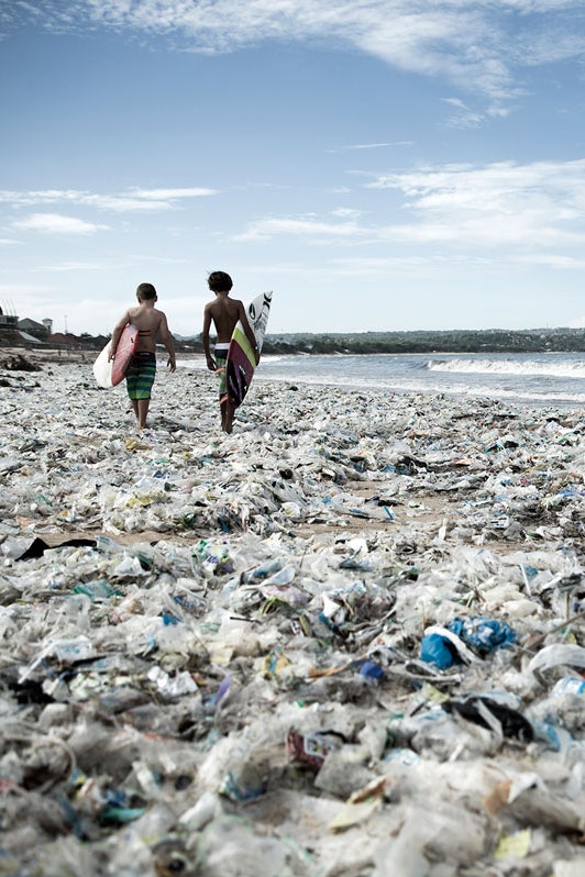 Как модная индустрия загрязняет океан и что с этим делать