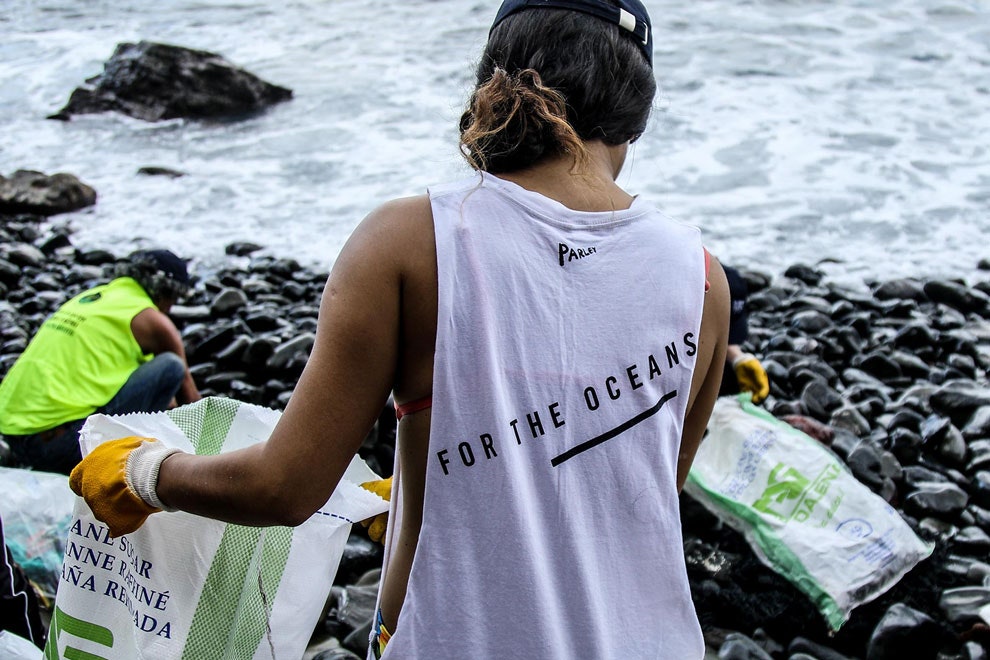 Волонтеры Parley for the Oceans очищают побережье острова Пасхи 2018