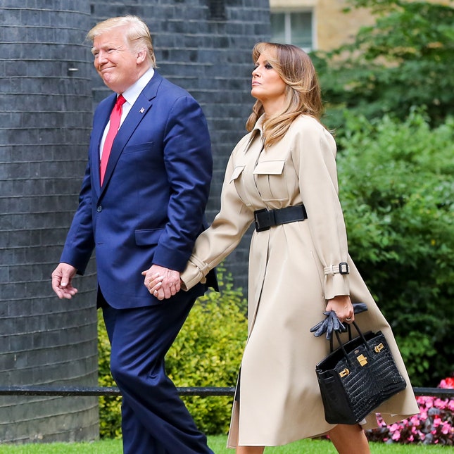 Одеться на ужин с его родителями как Мелания Трамп