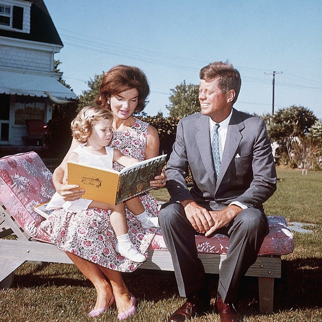 Жаклин и Джон Кеннеди с дочкой Кэролайн 1960
