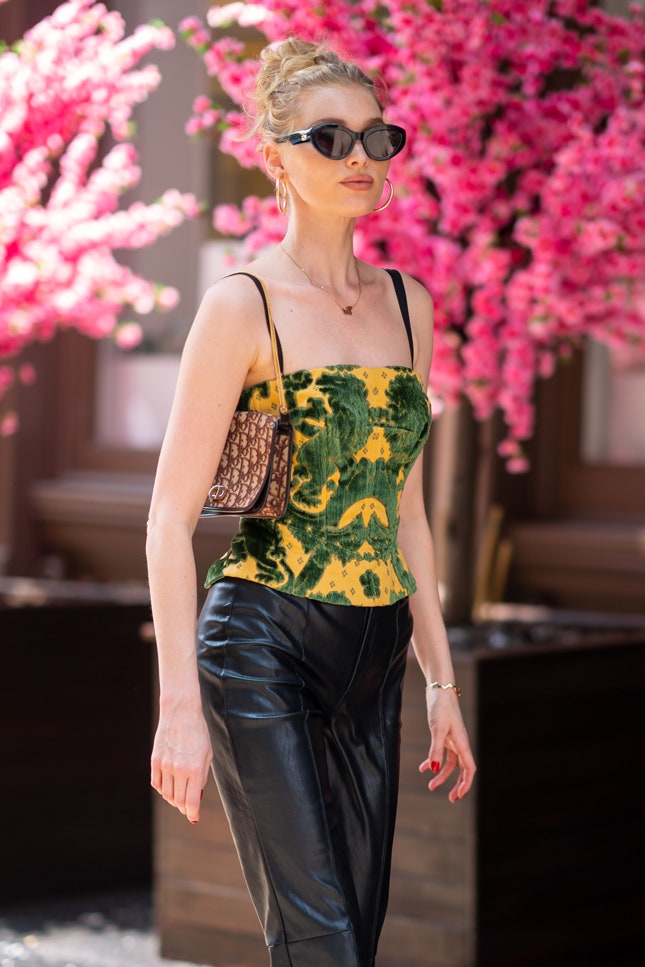 Эльза Хоск в винтажных вещах из личной коллекции и очках Chimi в НьюЙорке июнь 2019