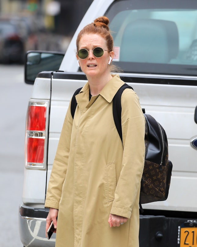 Джулианна Мур с рюкзаком Louis Vuitton в НьюЙорке май 2019