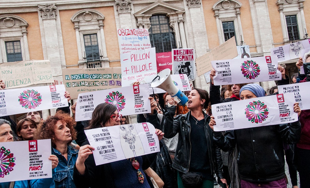 Участницы феминистского движения Non Una Meno протестуют против инициативы политической партии «Братья Италии» по...