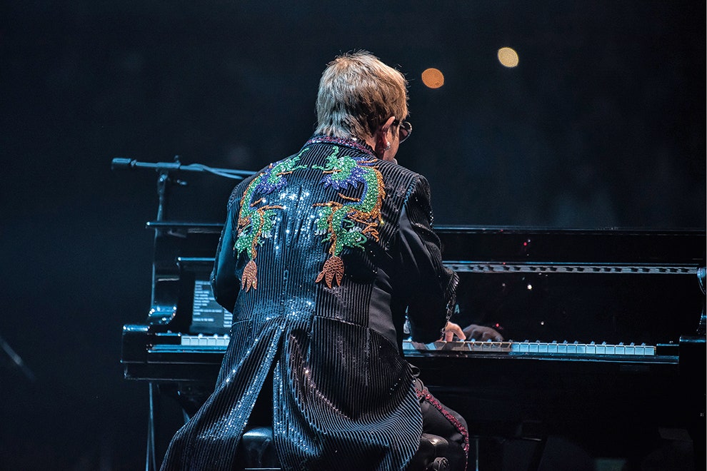 Элтон Джон в костюме Gucci на концерте в рамках прощального турне Farewell Yellow Brick Road в АлленТауне сентябрь 2018