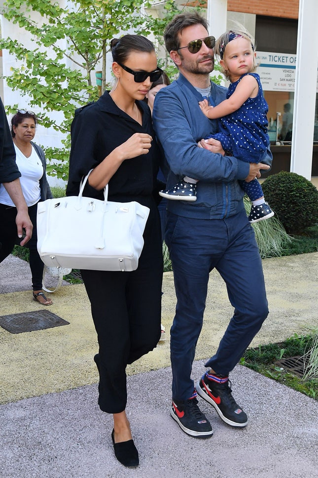 С сумкой Hermès с Брэдли Купером и дочкой Леей в Венеции август 2018