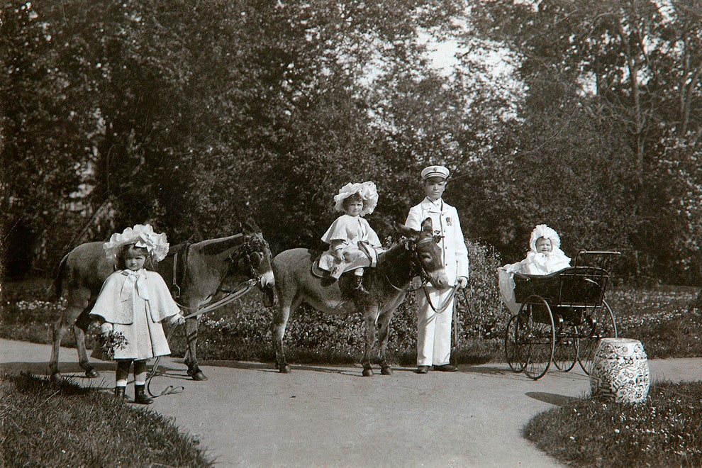 Великие княжны Ольга Татьяна и Мария в Царском Селе 1899