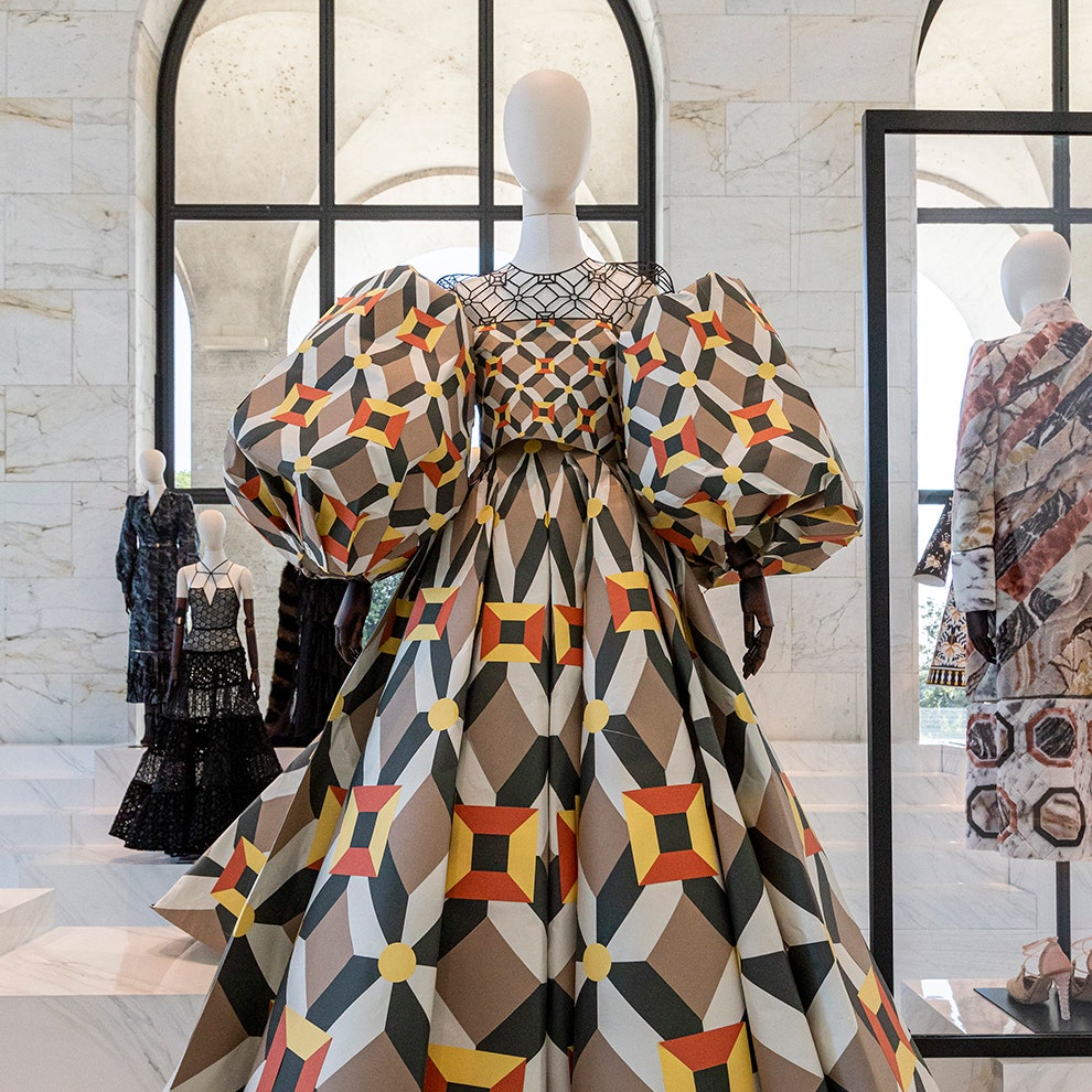 Почему выставка Fendi в память о Карле Лагерфельде обязательна к посещению