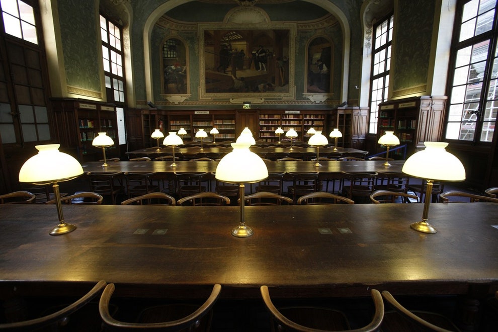 Библиотека Сорбонны 17 Rue de la Sorbonne возведена при университете в 1762 году