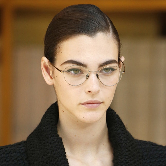 Образ сексуальной учительницы на показе Chanel