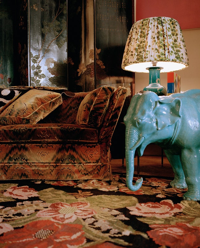 В гостиной скульптура слона Майолика Англия 1900е