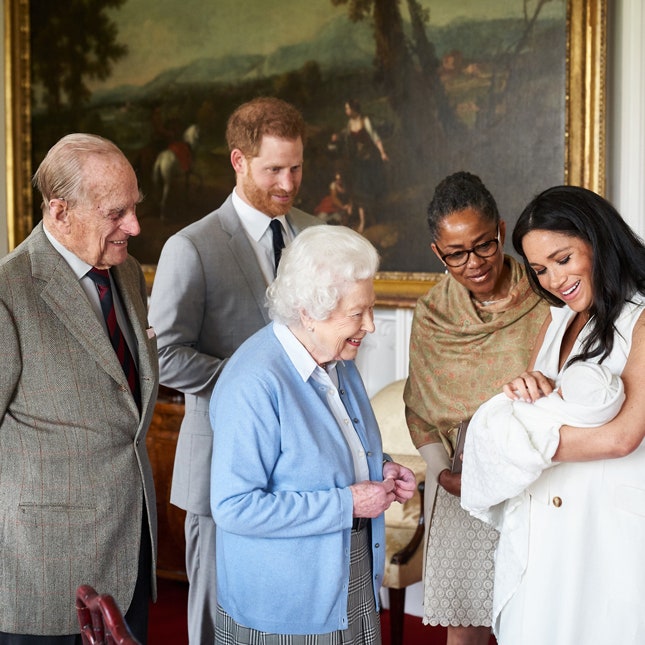Принц Филипп принц Гарри королева Елизавета II Дория Рэгланд и Меган Маркл с Арчи Гаррисоном МаунтбеттеномВиндзором в...