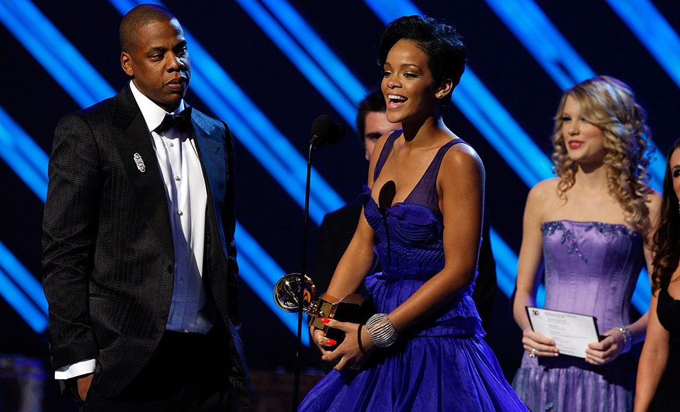 Рианна получает награду за лучшую рэппесню на 50й премии «Грэмми» в ЛосАнджелесе 2008