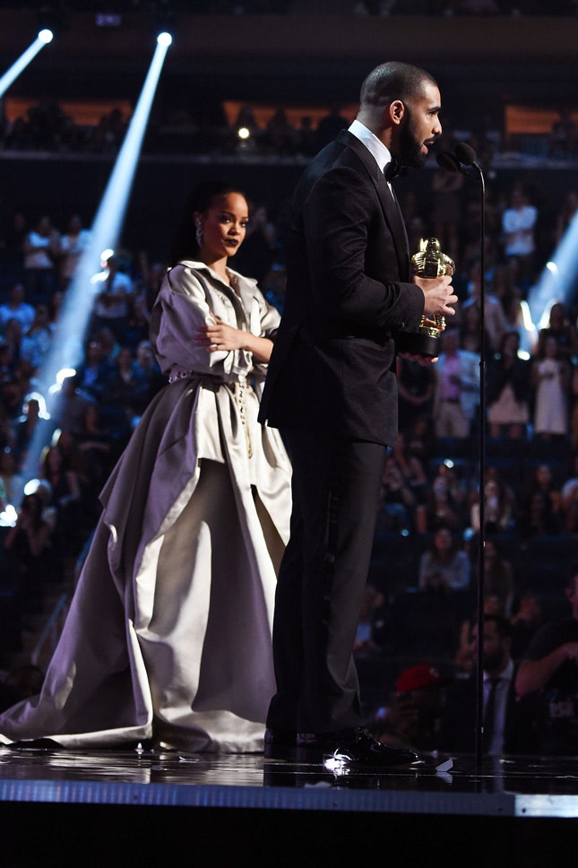 Дрейк вручает Рианне награду Video Vanguard на церемонии MTV Music Video Awards в НьюЙорке 2016