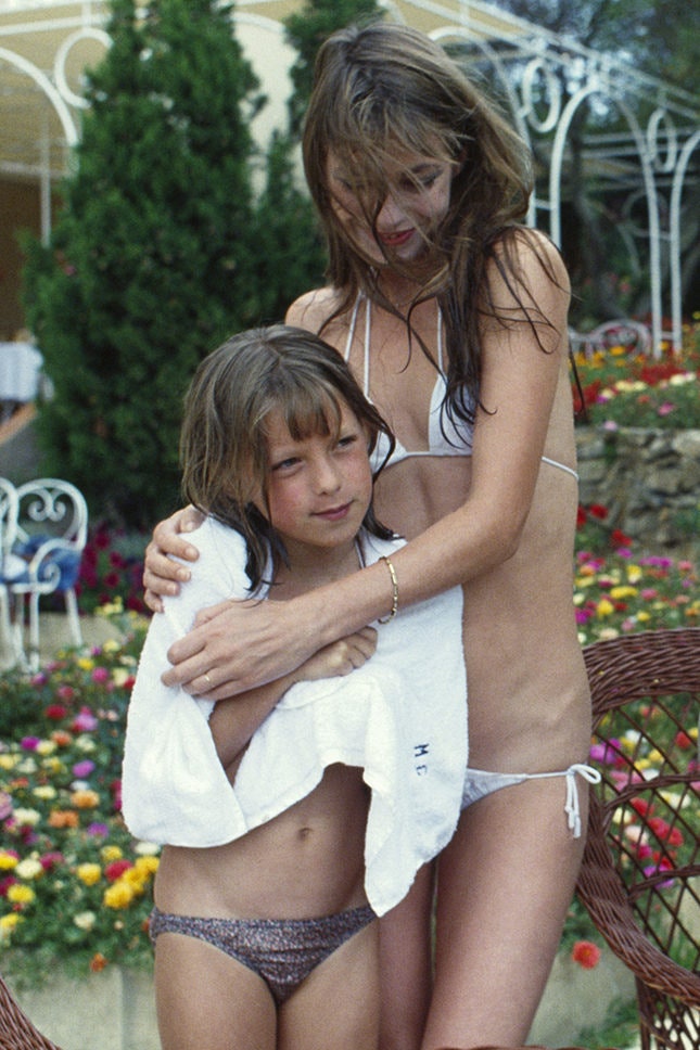 Джейн Биркин с дочерью Шарлоттой Генсбур 1977