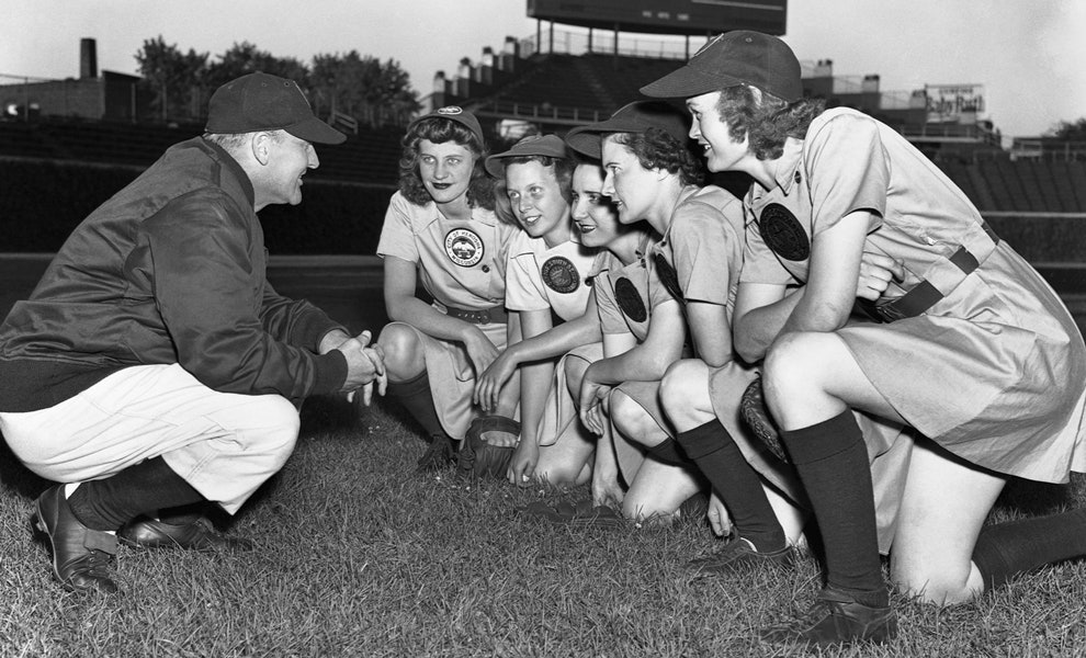 Тренер Эдвард Стампф с игроками женской бейсбольной команды Rockford Peaches в США 1944