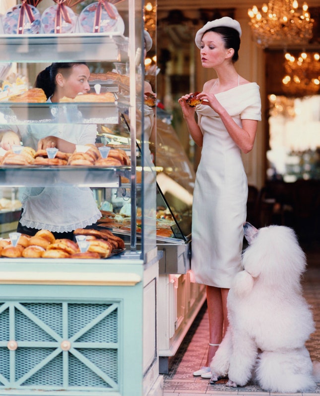 Одри Марне в платье Christian Dior Haute Couture и туфлях Manolo Blahnik в Париже. Фото Артур Элгорт Vogue US 1999