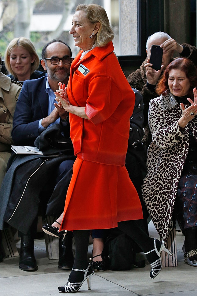 Миучча Прада в костюме Prada на показе Miu Miu осеньзима 2018 в Париже