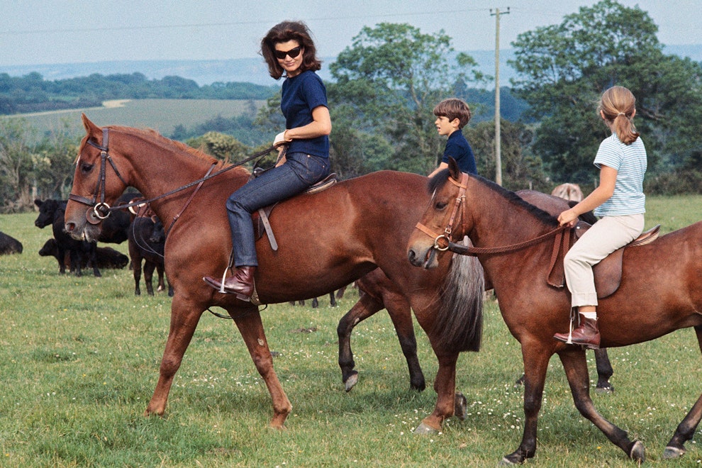 Жаклин Кеннеди с сыном Джоном и дочерью Кэролайн в Ирландии 1967