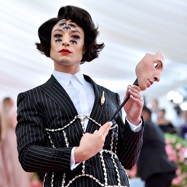 Многоглазый Эзра Миллер на Met Gala 2019