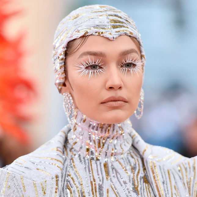 «Снежный» взгляд Джиджи Хадид на Met Gala 2019