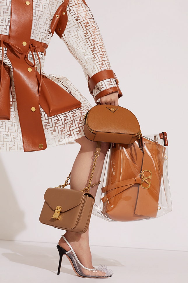 Плащ Fendi кожаная сумка Prada сумка из винила Manila Grace внутри сумка Valentino кожаная сумка Celine by Hedi Slimane...