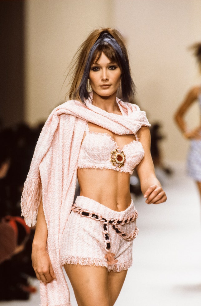 Карла Бруни на показе Chanel осеньзима 1994