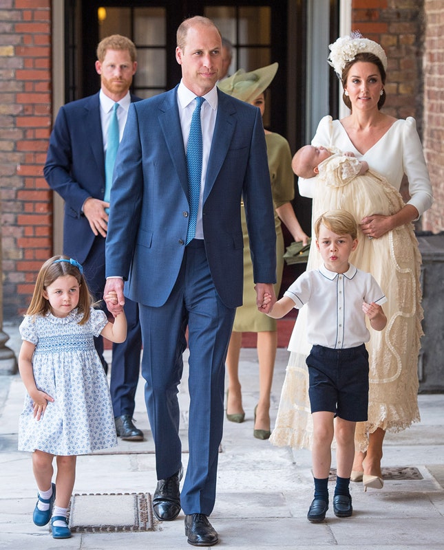 Принцесса Шарлотта принц Уильям принц Джордж и Кейт Миддлтон с принцем Луи на крестинах Луи в часовне СентДжеймсского...