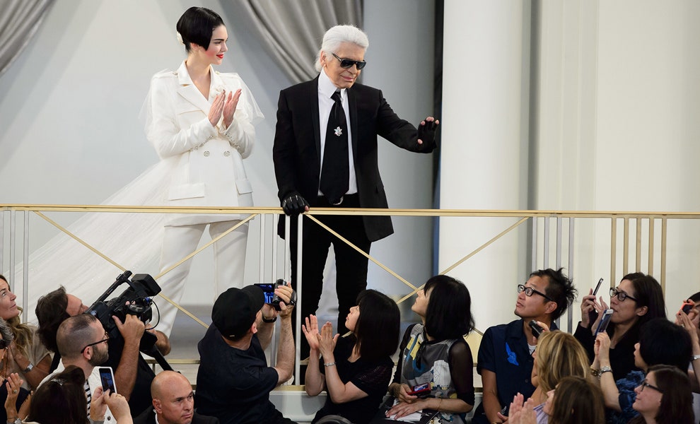 Кендалл Дженнер и Карл Лагерфельд на показе Chanel Haute Couture осеньзима 2015