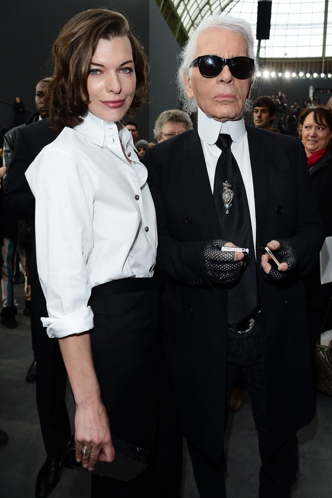 Милла Йовович и Карл Лагерфельд на показе Chanel осеньзима 2013