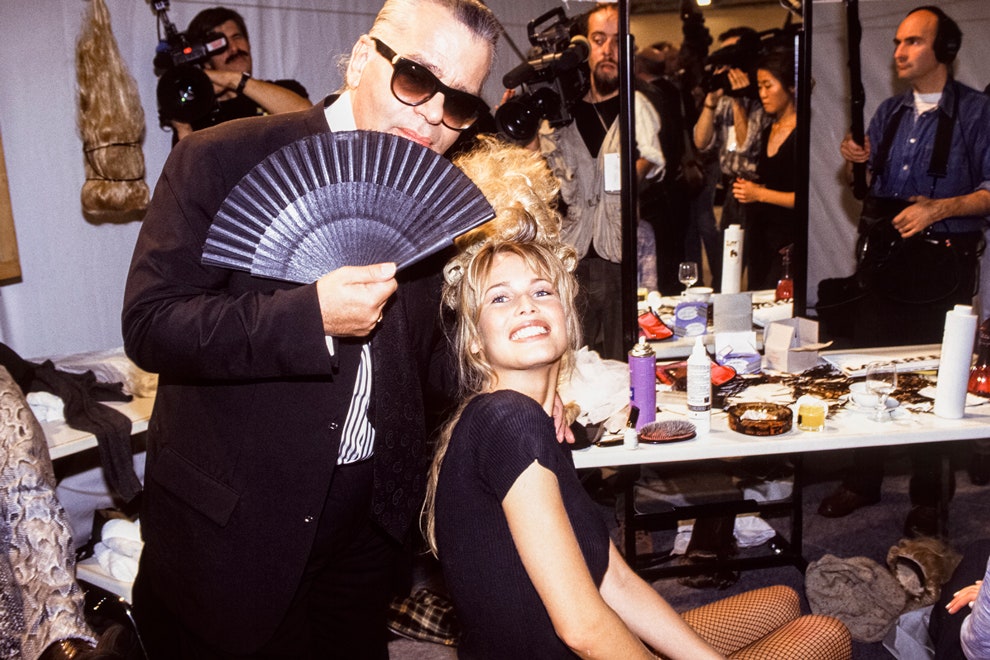 Карл Лагерфельд и Клаудия Шиффер на бэкстейдже показа Chanel весналето 1994