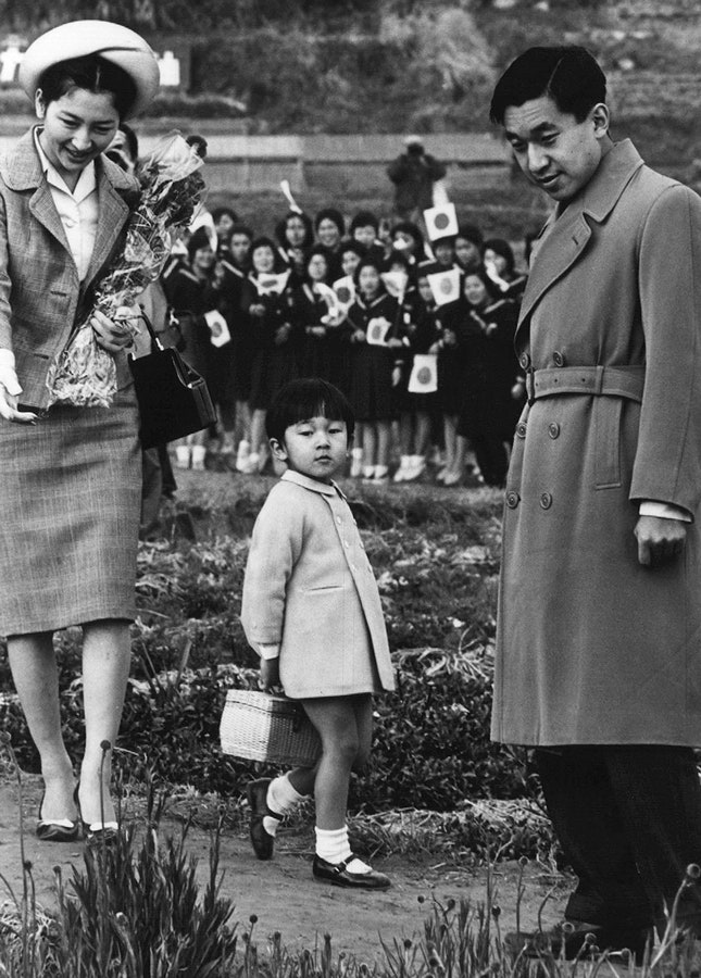 Император Японии Акихито и императрица Митико с сыном принцем Нарухито в Токио 1964