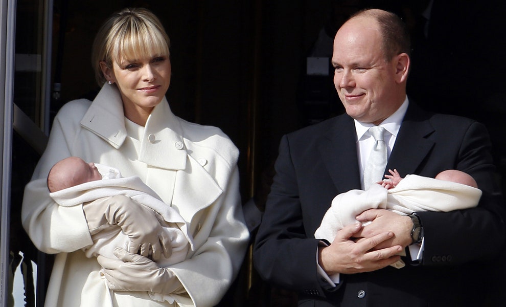 Княгиня Монако Шарлен и князь Альбер II с сыном принцем Жаком и дочерью принцессой Габриэллой на балконе княжеского...